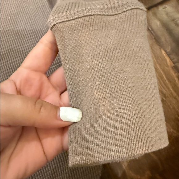 Aritzia The Group by Babaton Thermal Cowl Neck Long Sleeve Taupe size XXS - Picture 10 of 14